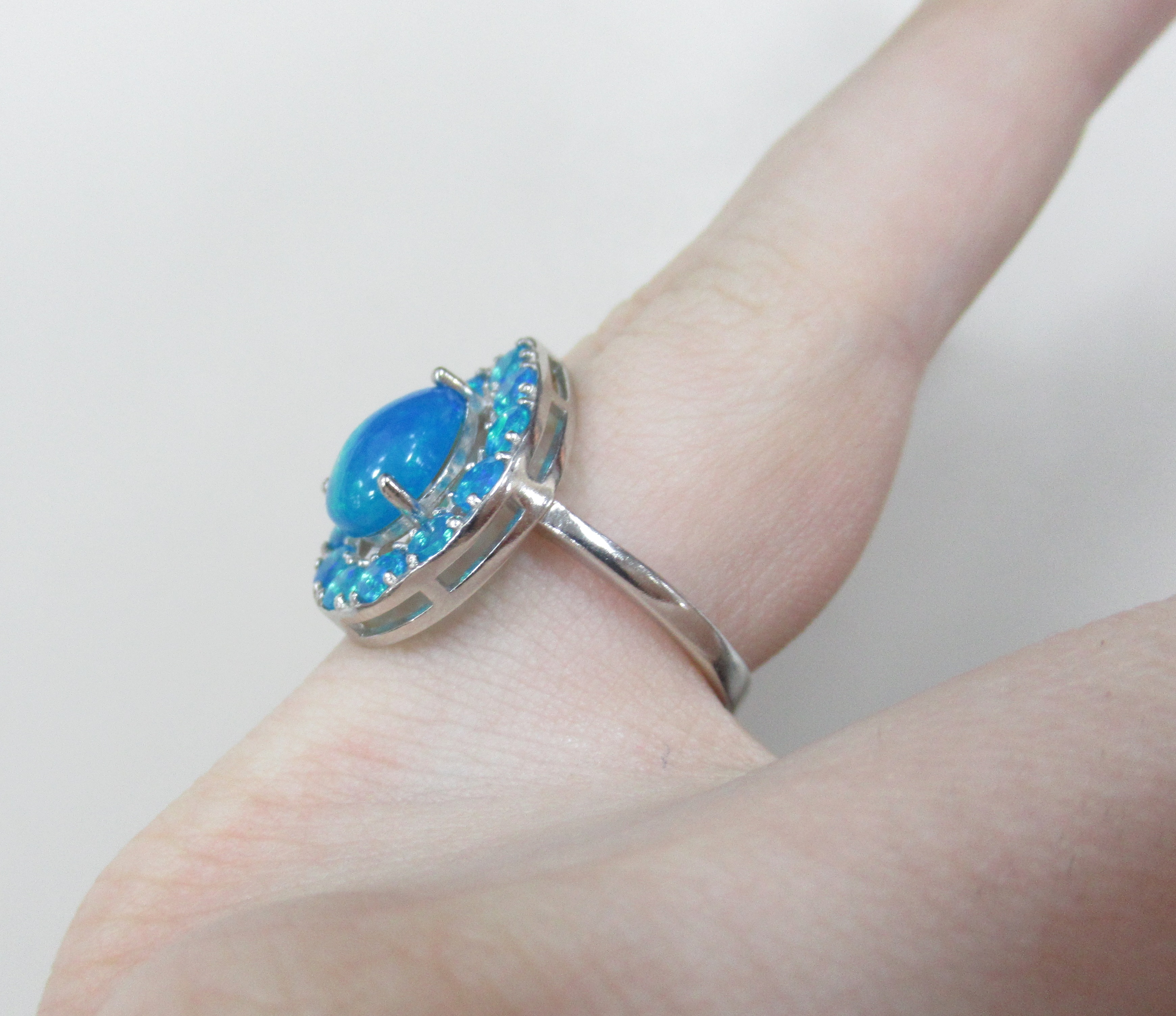 Серебряное кольцо с голубыми опалами